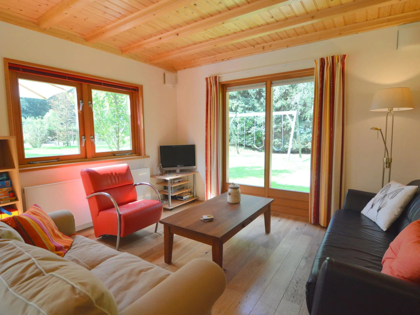 Beautiful wooden villa on a large private site on the Veluwe