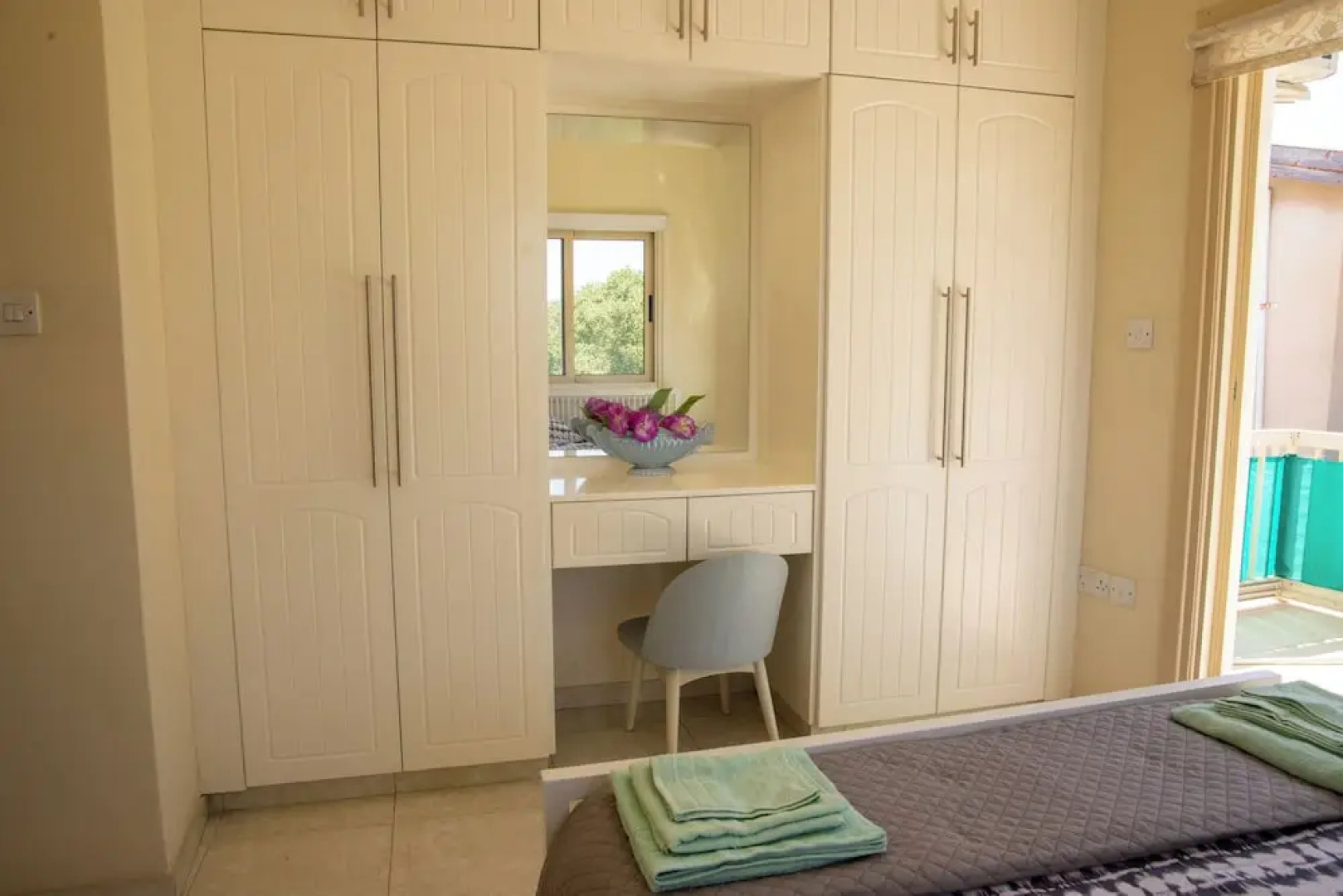 Captivating Lake & Oceanview Getaway House