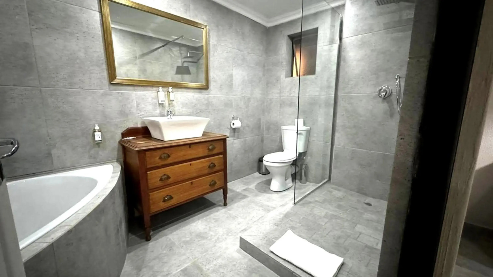 Shangri-La Country Hotel