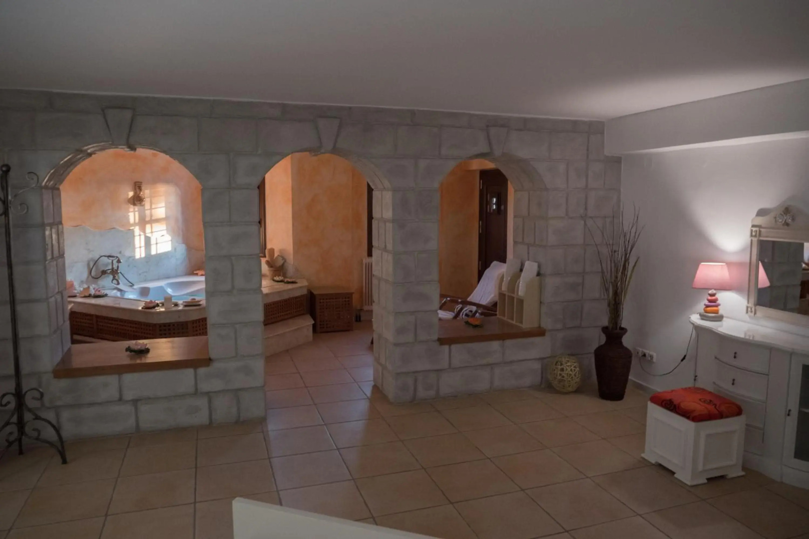 Tranquil Infinity Pool Getaway (private jacuzzi and steam bath, pool, garden, sea and city views)