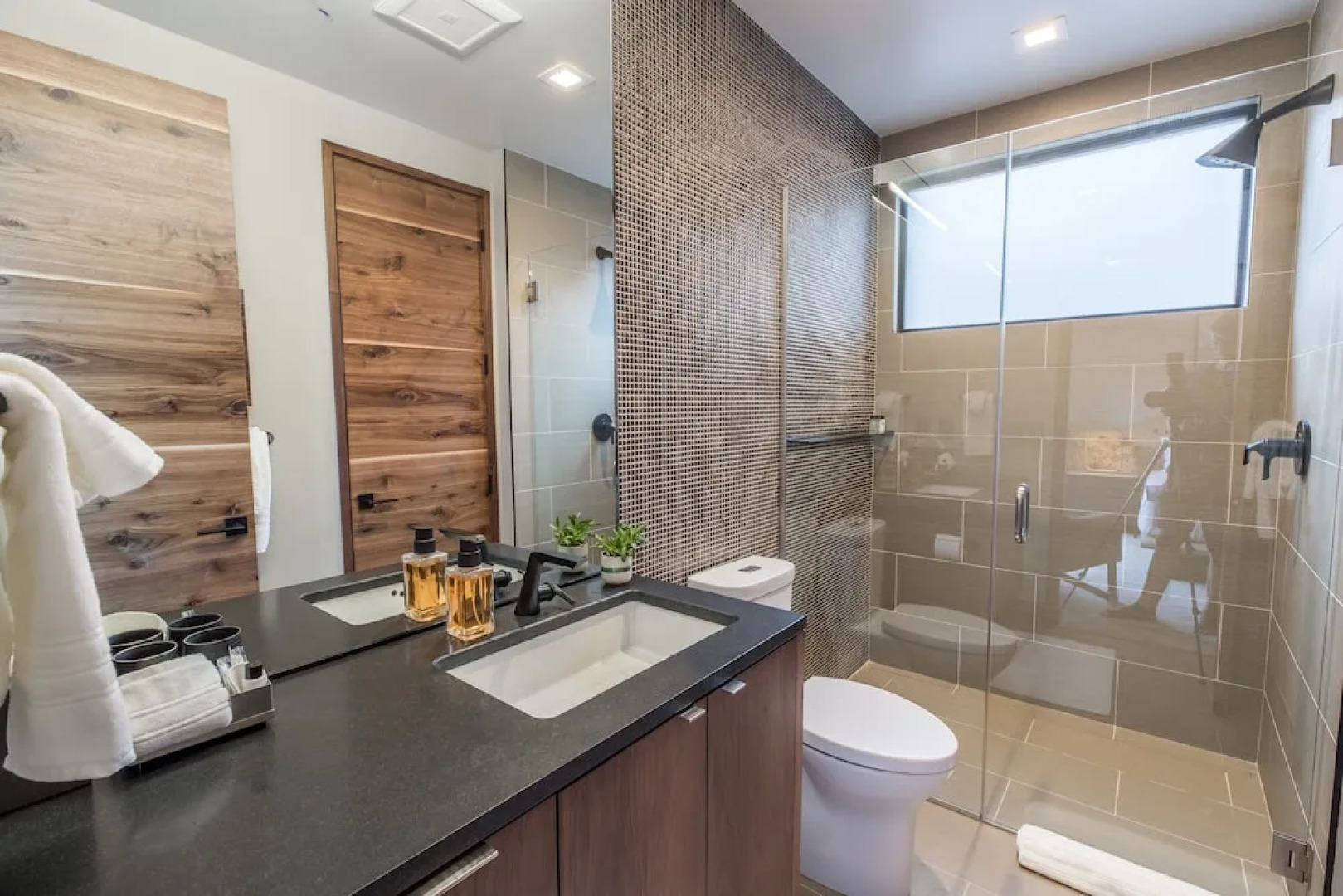 Luxury Service 3 King Suites & Pool – Sleeps 8 – Daily HK home