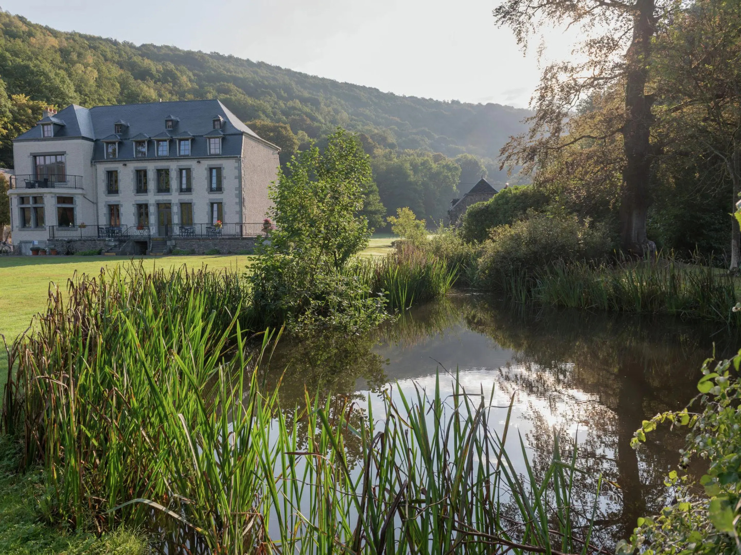 Attractive Castle in Vireux-Wallerand with Garden