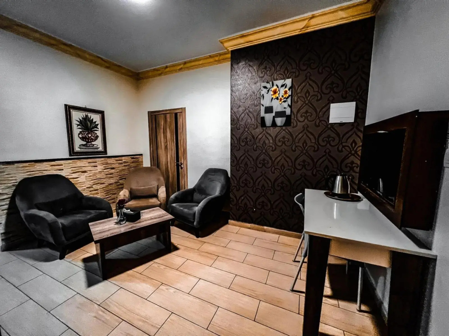 Balcony Hotel & Suites