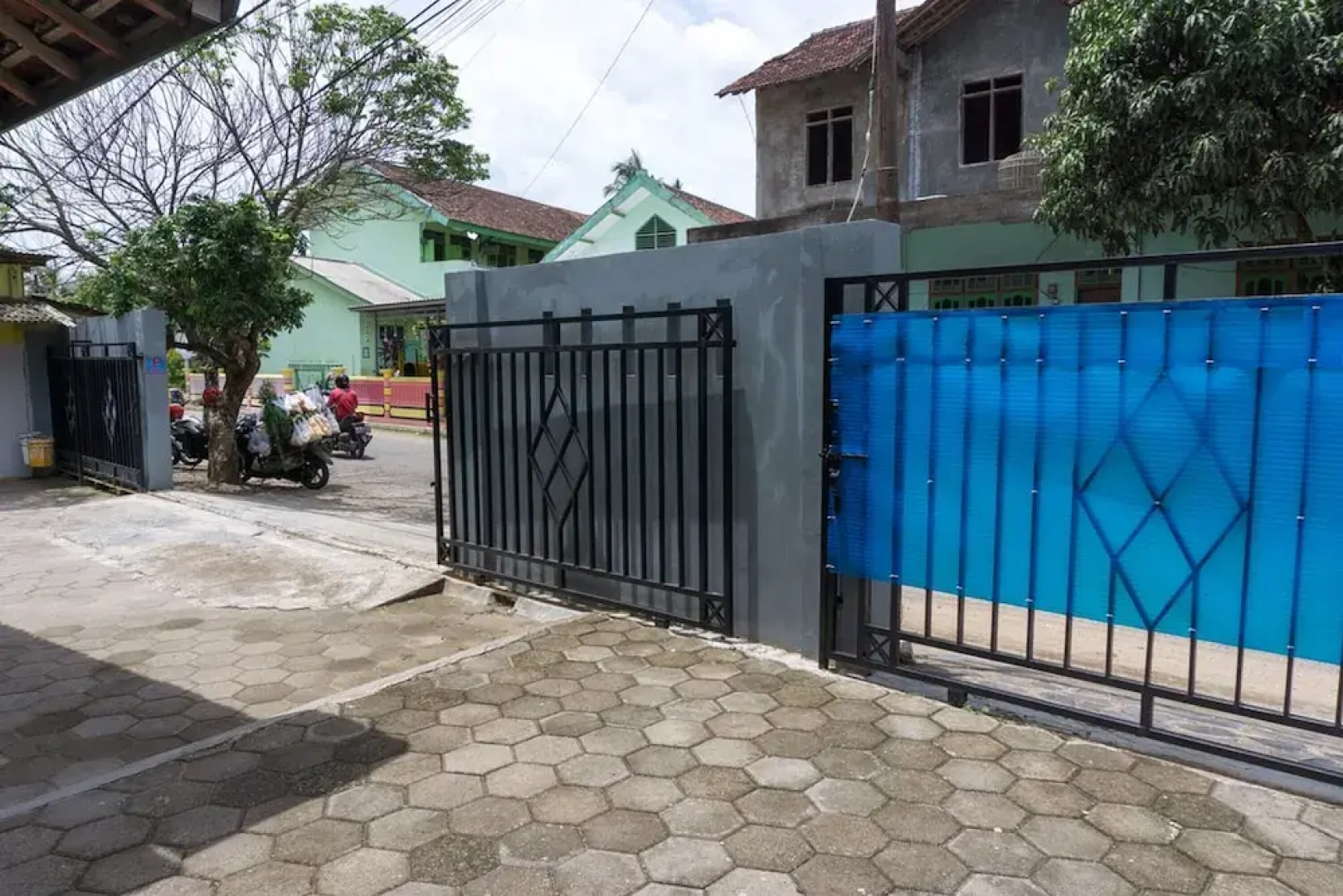 Penginapan Hello by RedDoorz