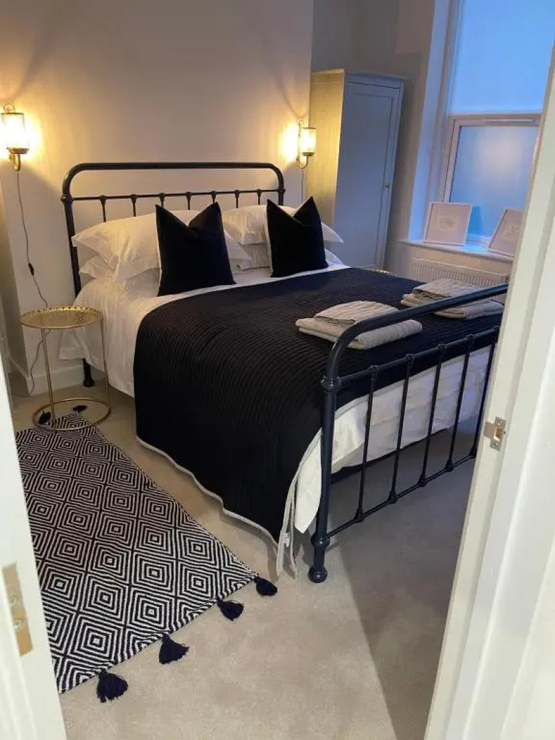 Seaview Flat with Balcony, Spacious 2 Bedroom