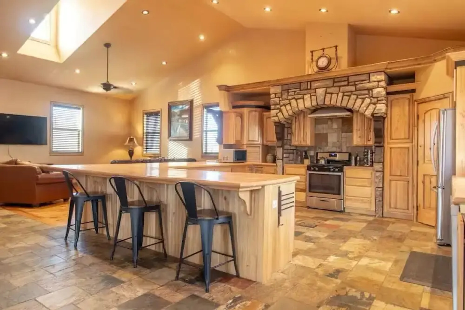 14 Guests 5BR 2BA Game room and Living