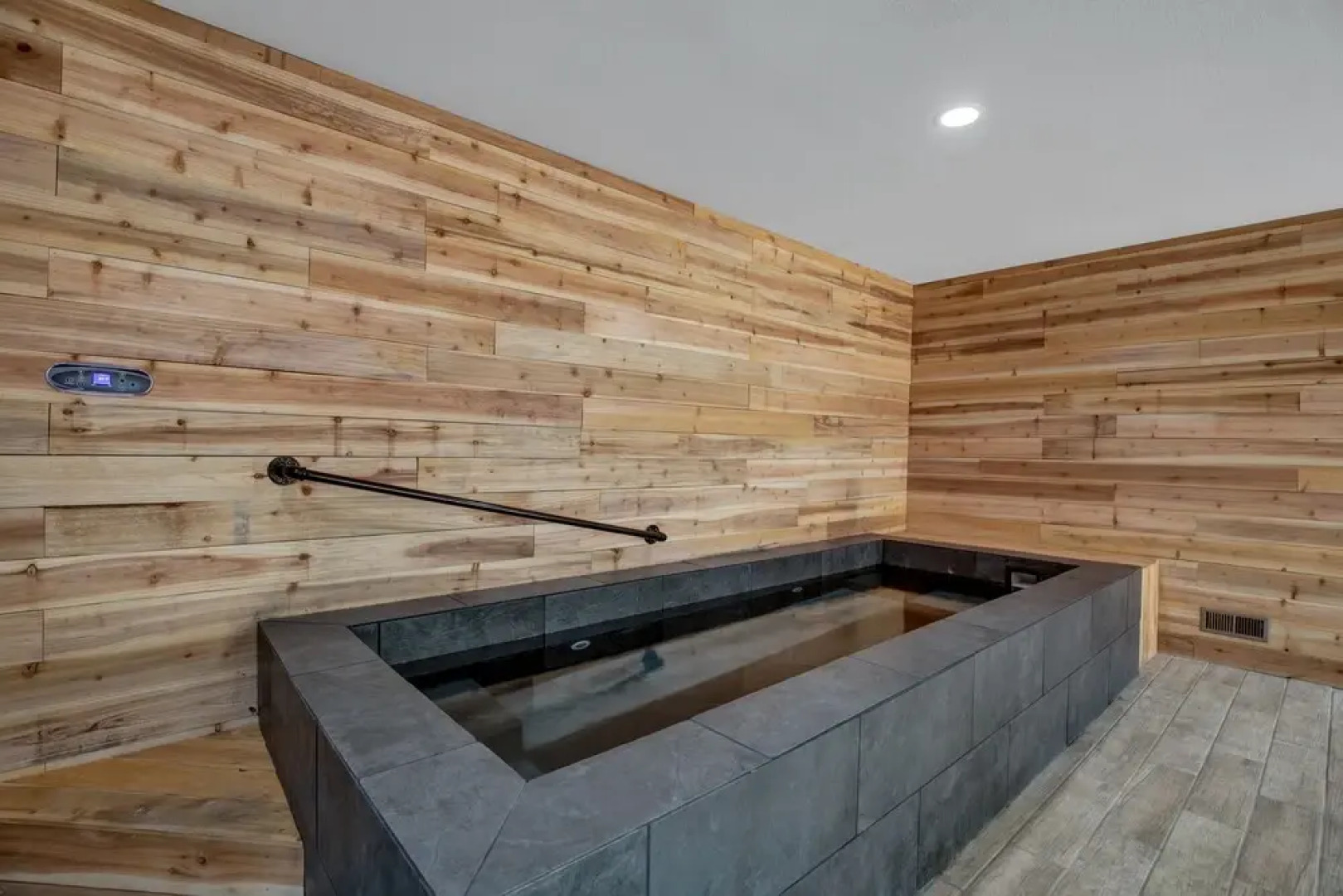 Huge Luxury Home Hot Tub and Sauna 2 mi to Dwntn