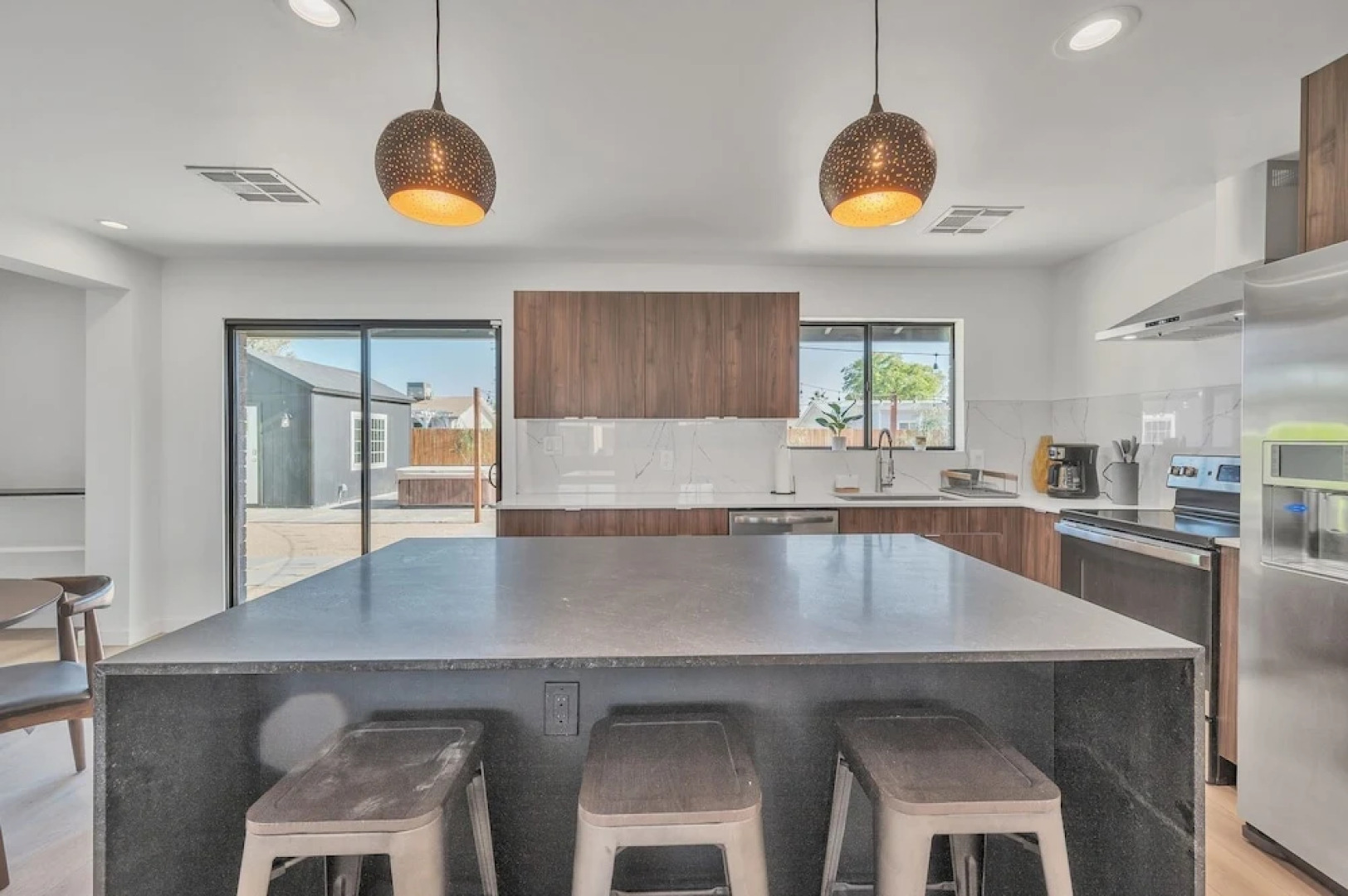 The Palms: Spacious 4-BR Retreat with Hot Tub near Gilbert by RedAwning