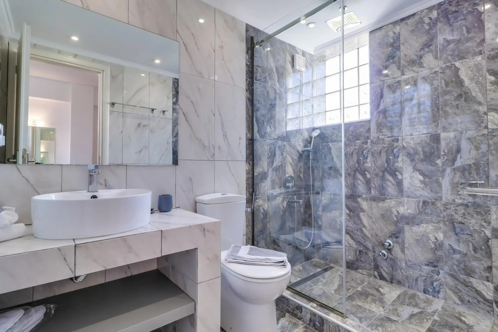 Theros Villas & Suites