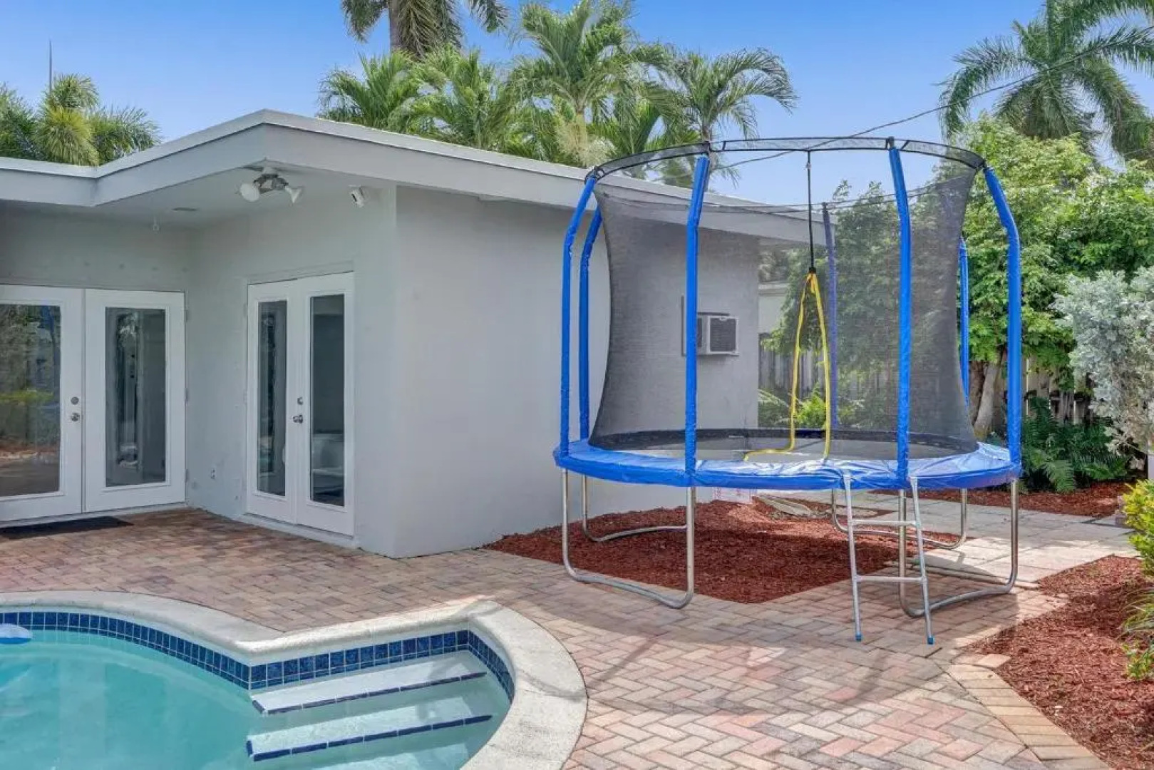 Modern 4bdr Home With Pool By The Beach