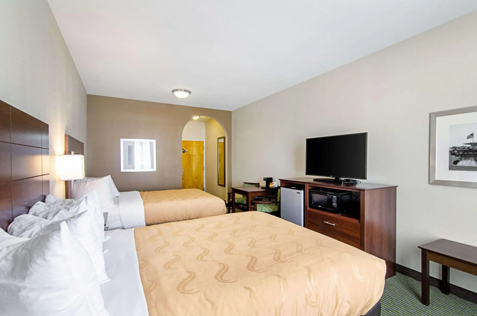 Quality Inn & Suites Near Tanger Outlet Mall