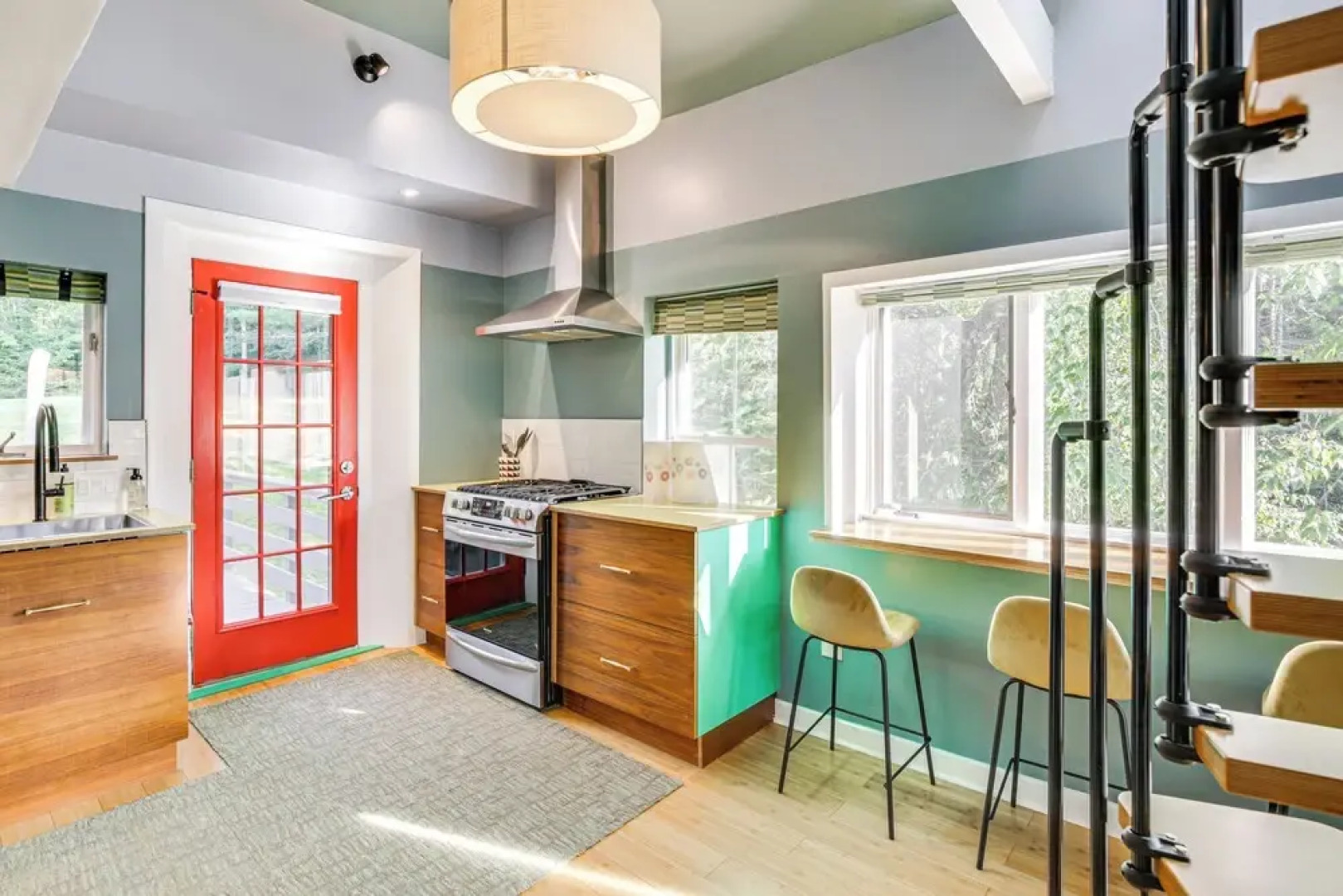 3 Mi to Boothbay Harbor: Coastal Colorful Home!