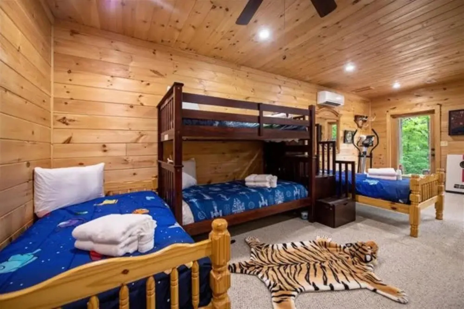 Ricks Retreat Charming Log Cabin Firepit Ping Pong hot tub Close to Blue Ridge