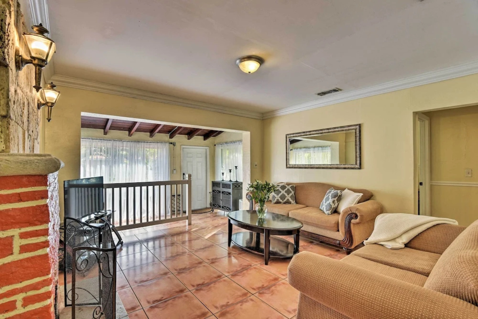 Quaint Central Miami Bungalow: 10 Mi to Mid-beach!