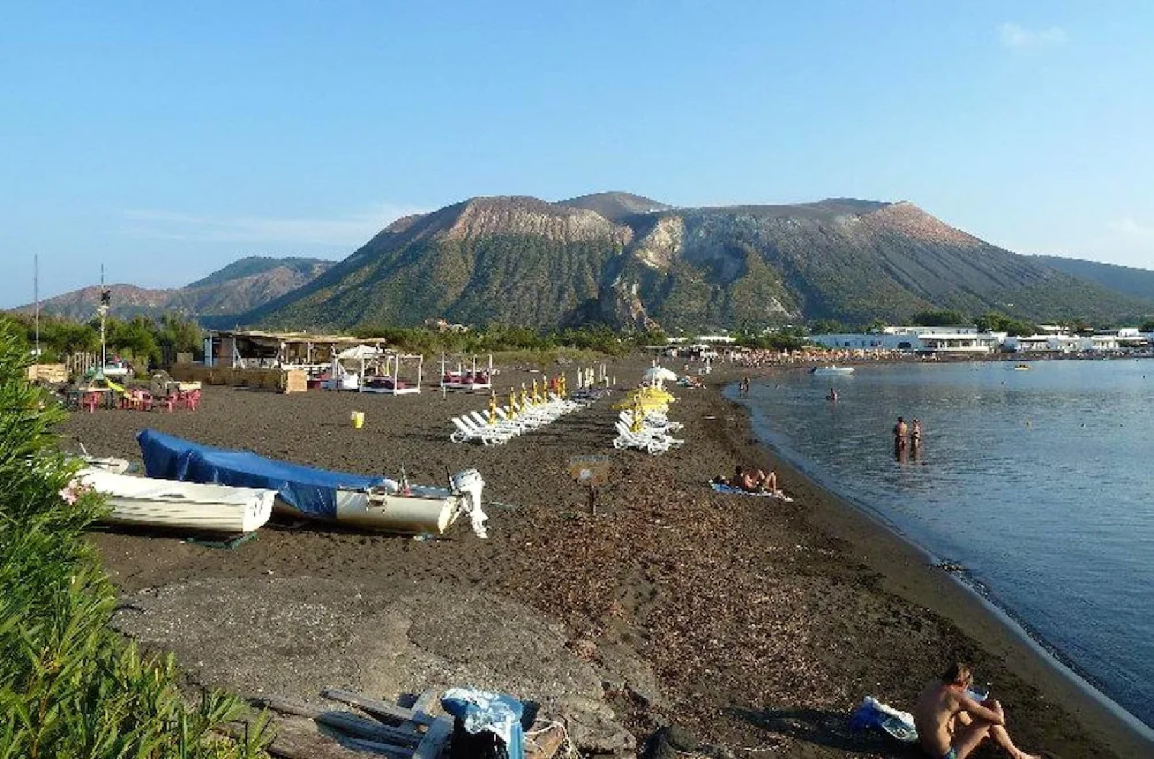 House With 2 Bedrooms in Vulcano, With Enclosed Garden Near the Beach