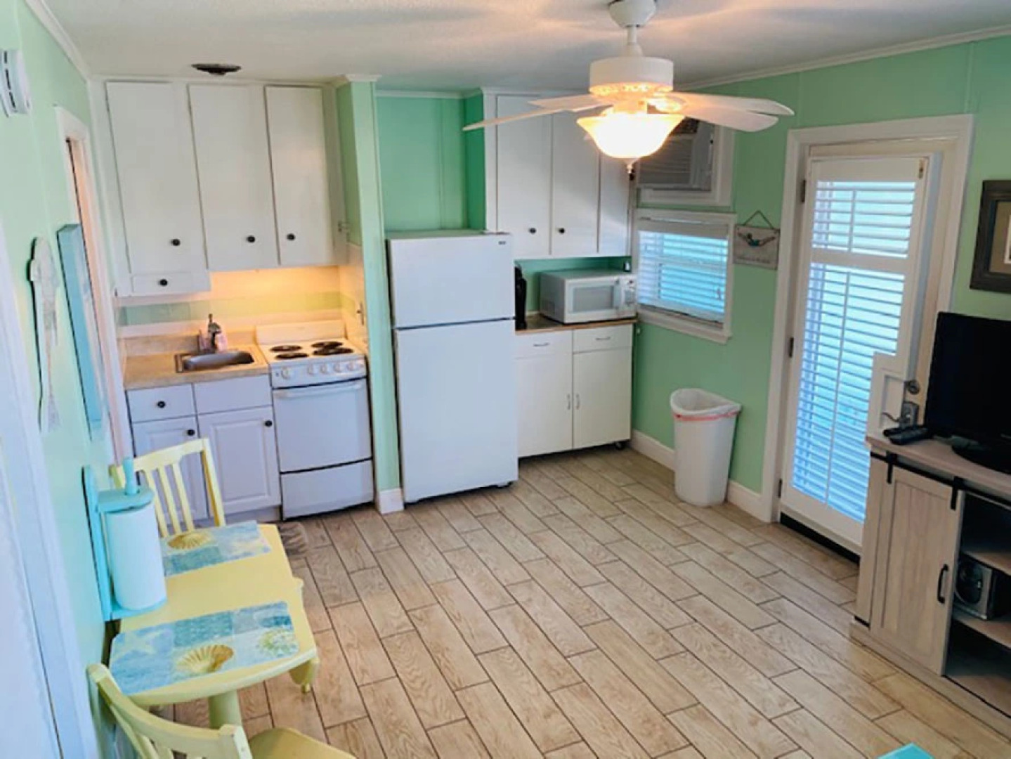 Redington Directly on the Beach Sea Rocket WiFi Parking 14