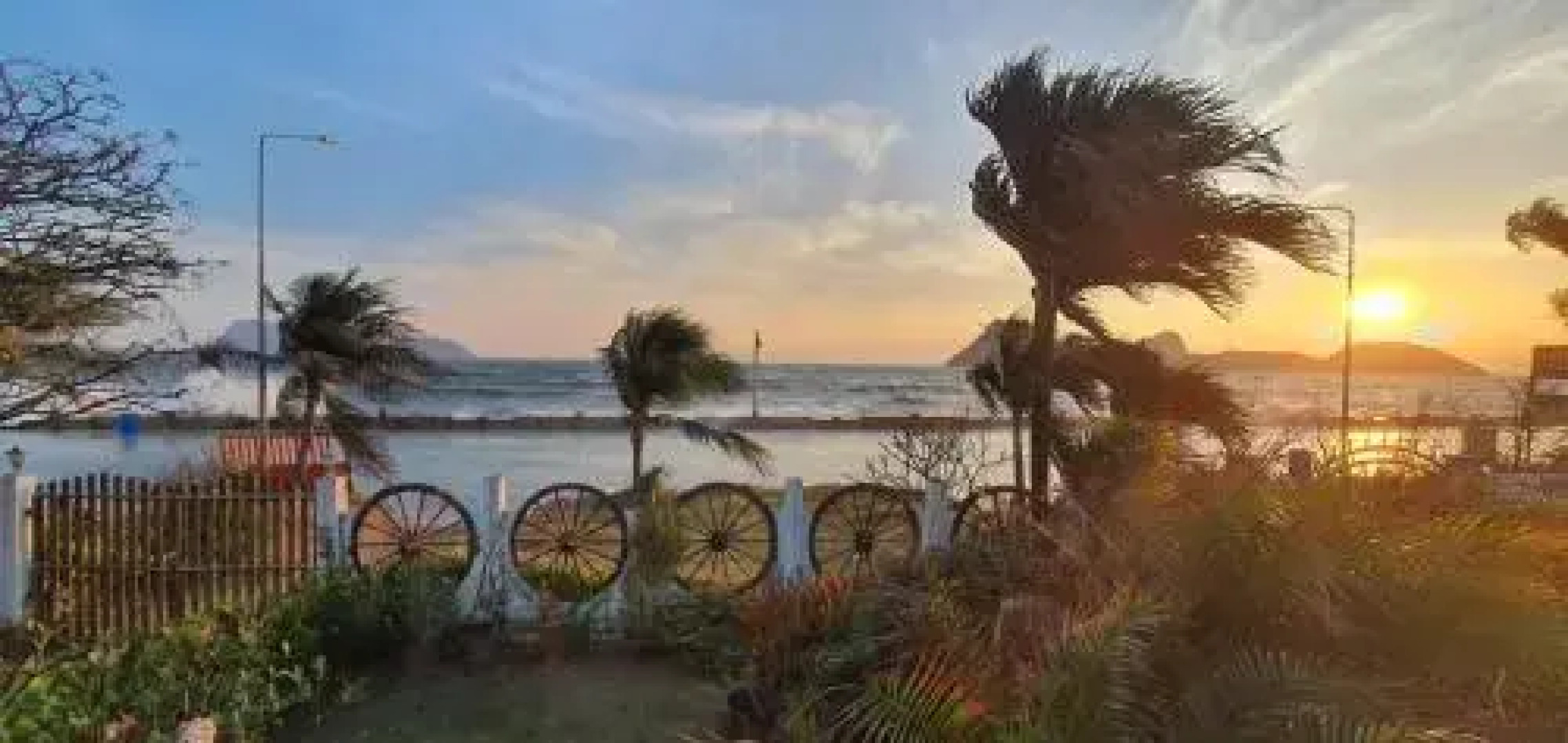 SeeSea Thai wooden house on beachfront
