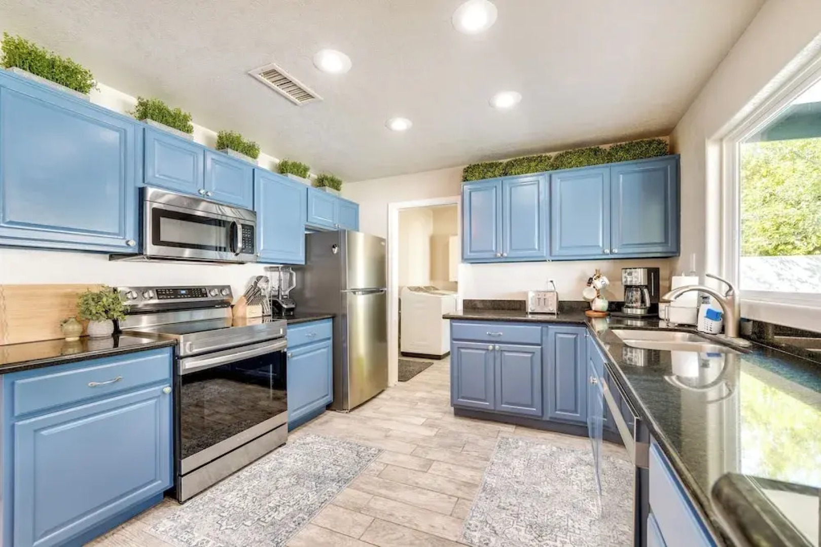 Pool, Putting Green & Games: Chandler Home!