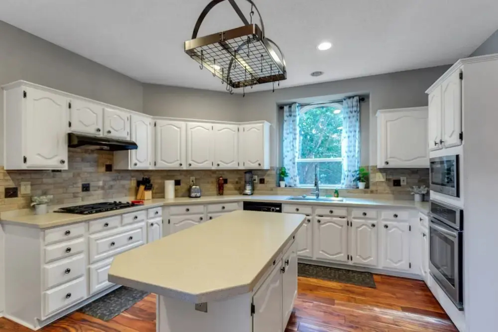 5 Bedroom Spacious Getaway, 2 Game Rooms, Hot Tub by Redawning