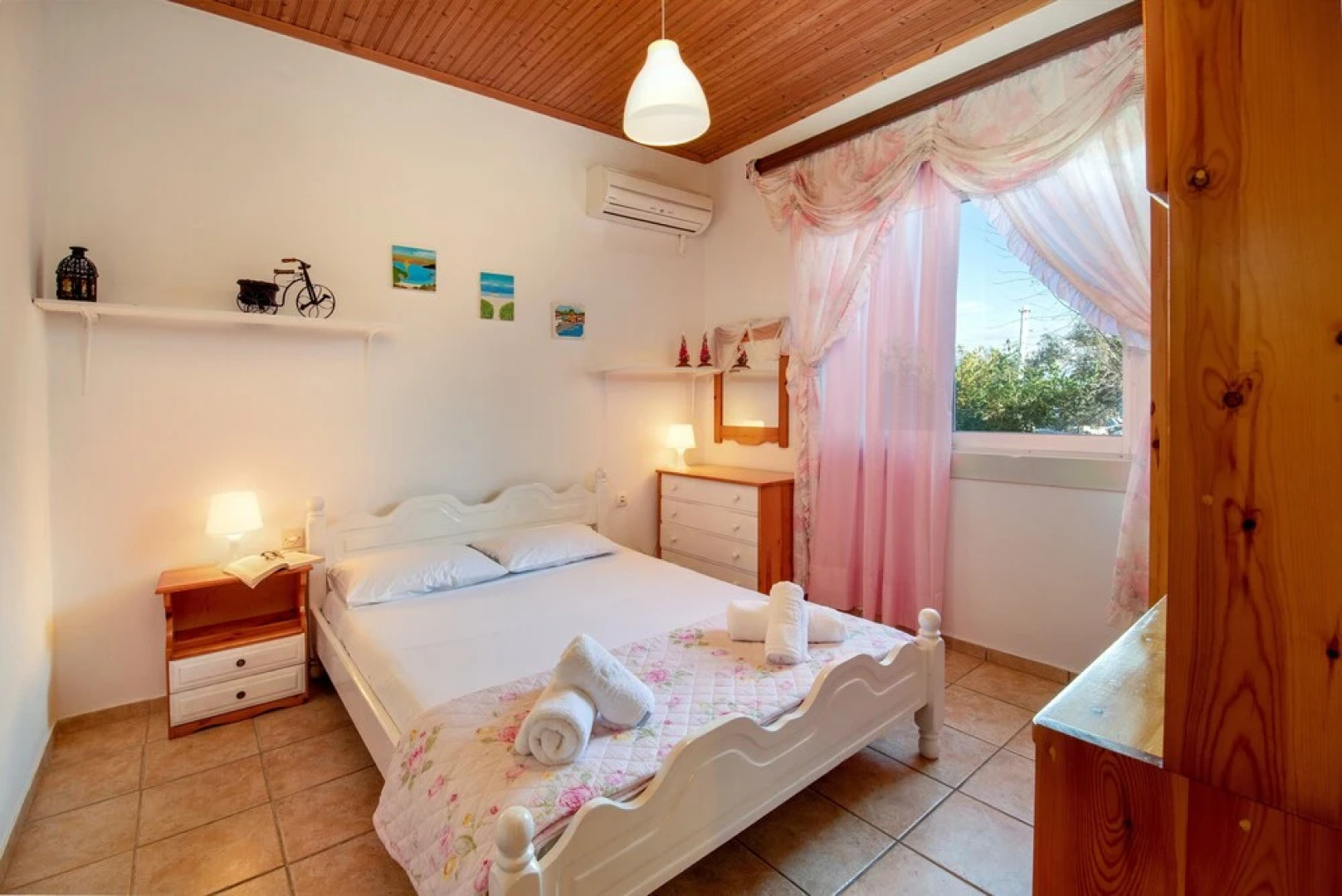 Sunset Traditional Cottage by Konnect