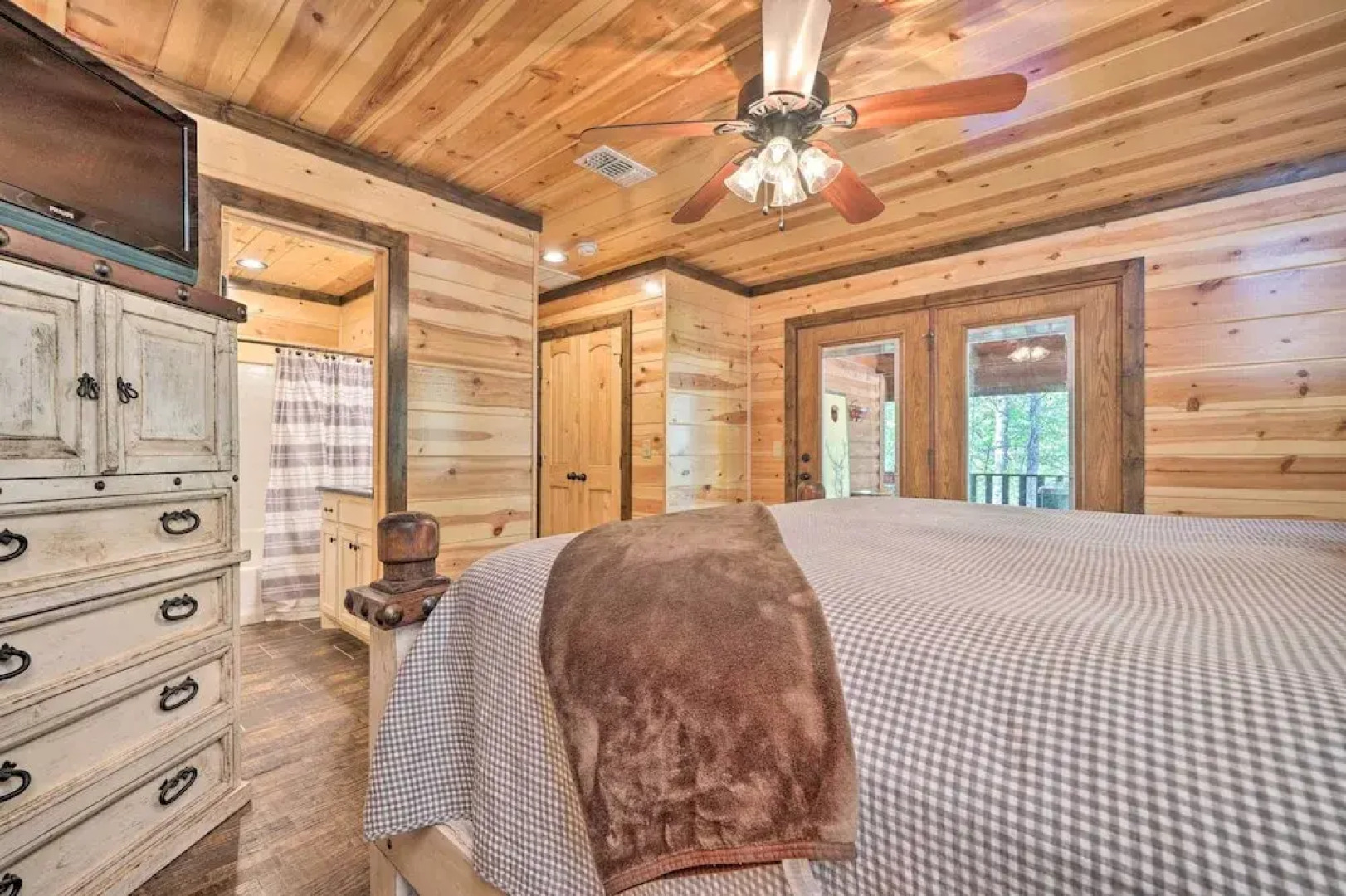 Broken Bow Escape w/ Hot Tub & Basketball Court!