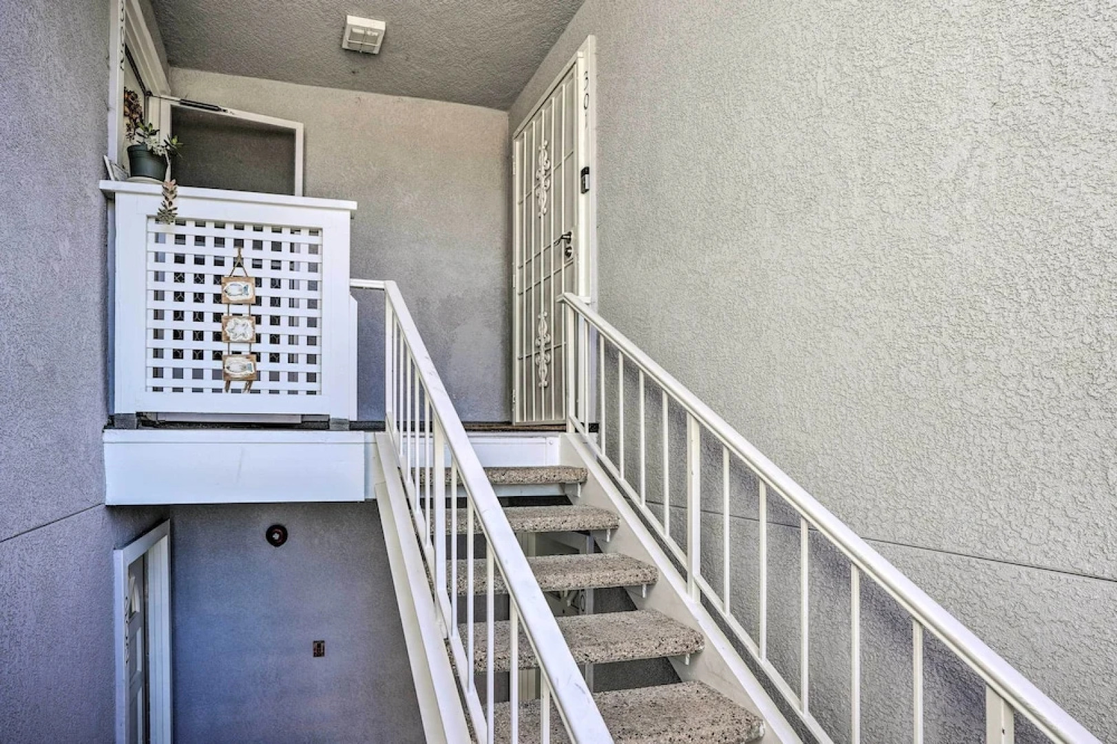 Cozy-chic Condo: Walk to Beach & Park!