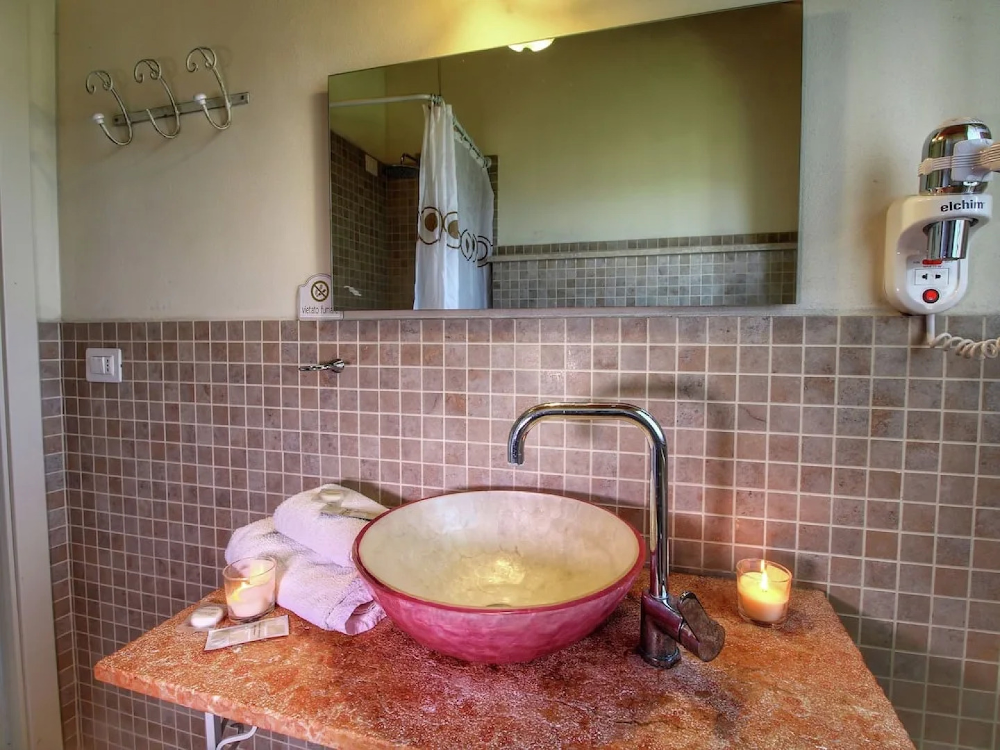 Luxurious Villa in Monte San Savino with Jacuzzi