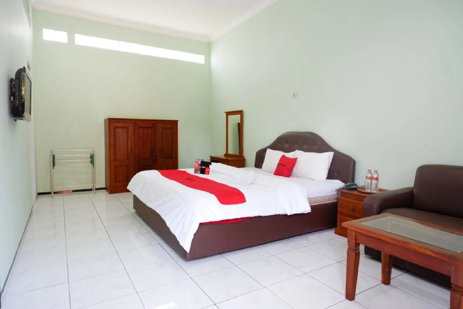 RedDoorz Plus near Stadion Wijaya Kusuma