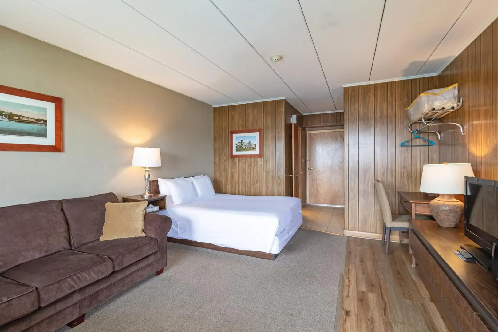 Half Moon Motel & Cottages