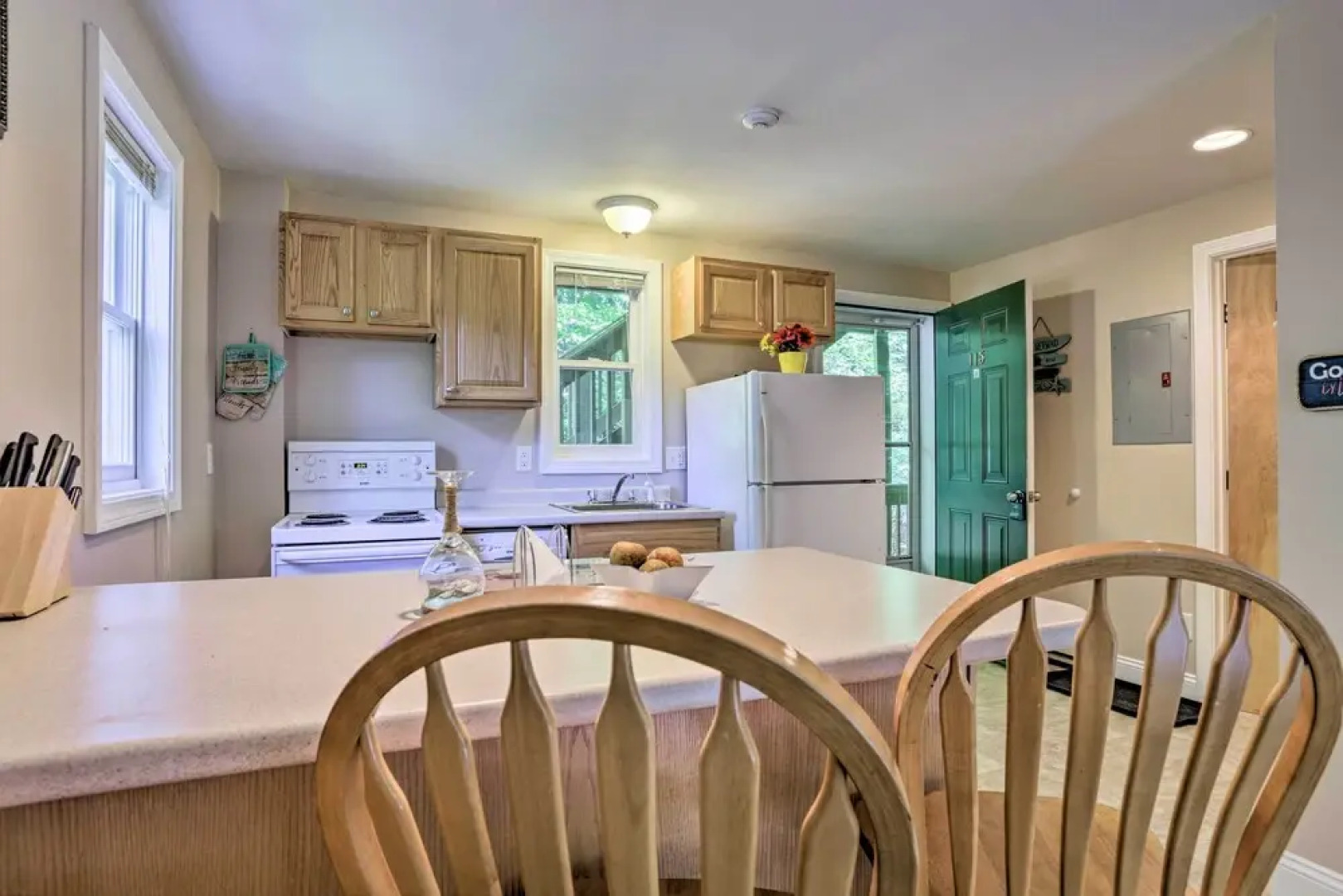 Lake Getaway: Walk Across Street to Private Beach!