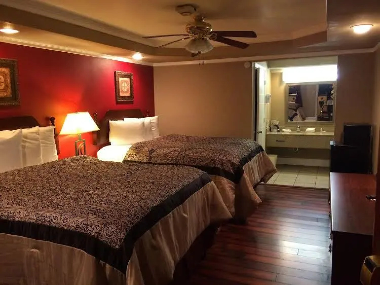 Riverbend Motel & Cabins