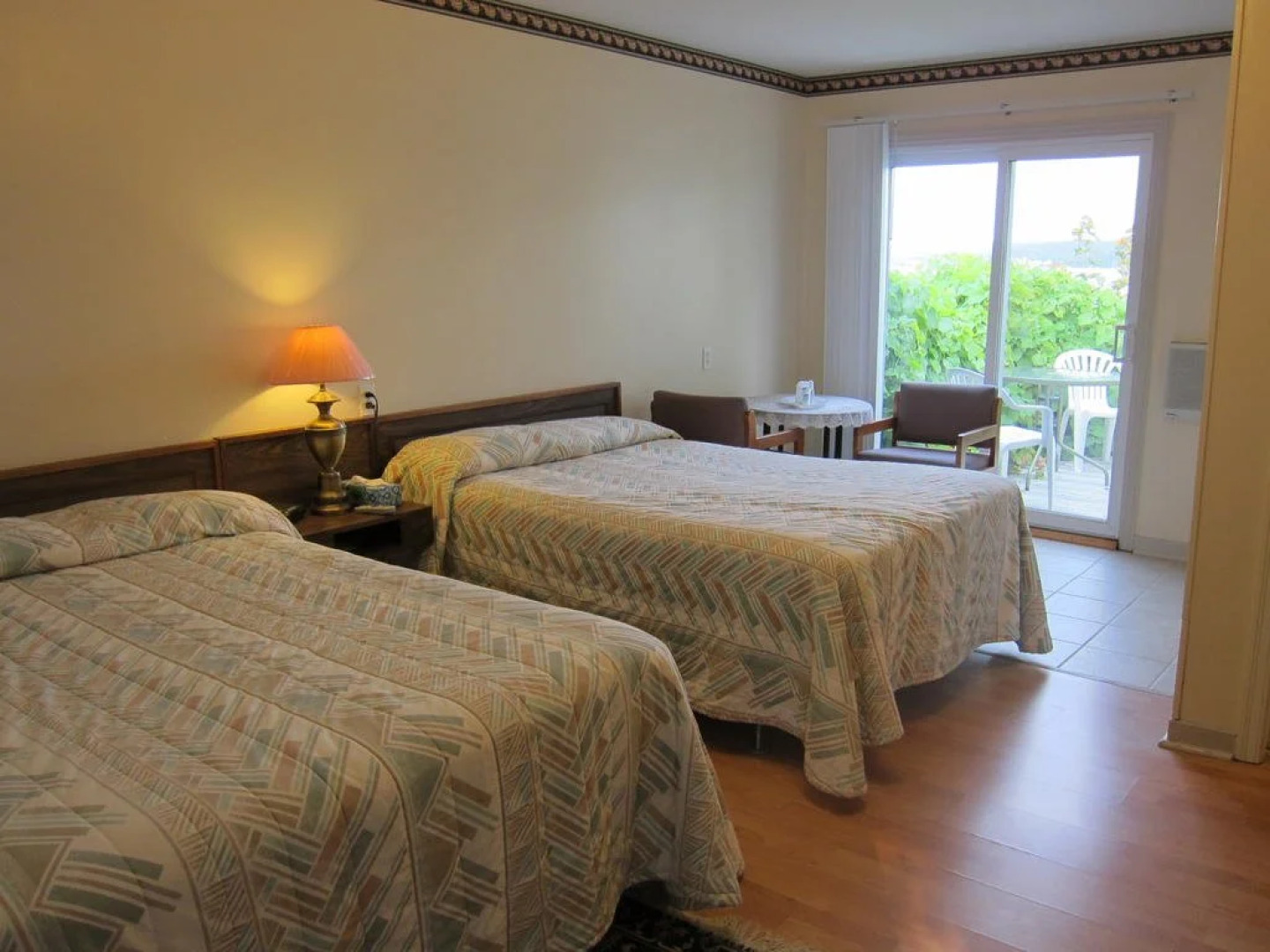 Bay Breeze Motel & Cottages