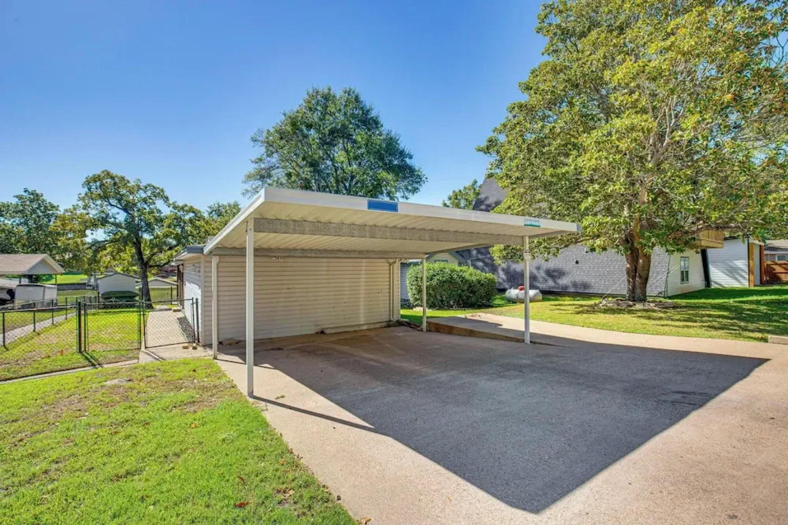 Waterfront Retreat w/ Hot Tub in Gun Barrel City!