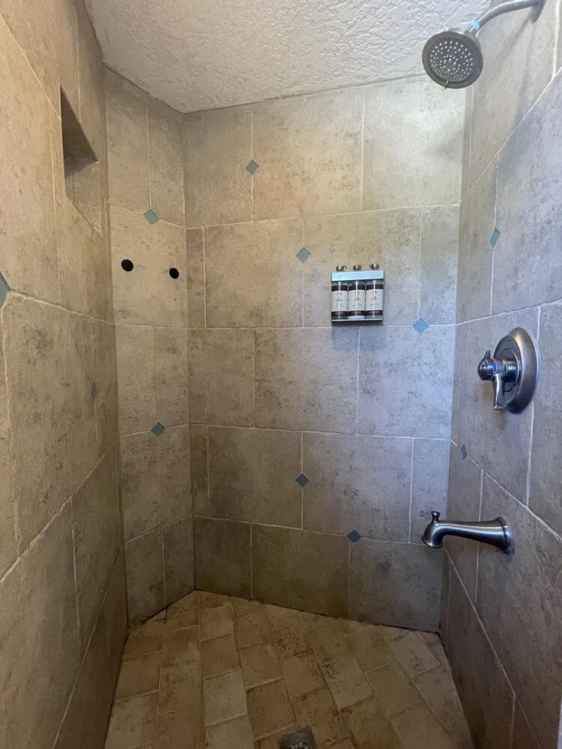 Kiss the Wave - Spacious 4BR 3BA w Pool hot tub