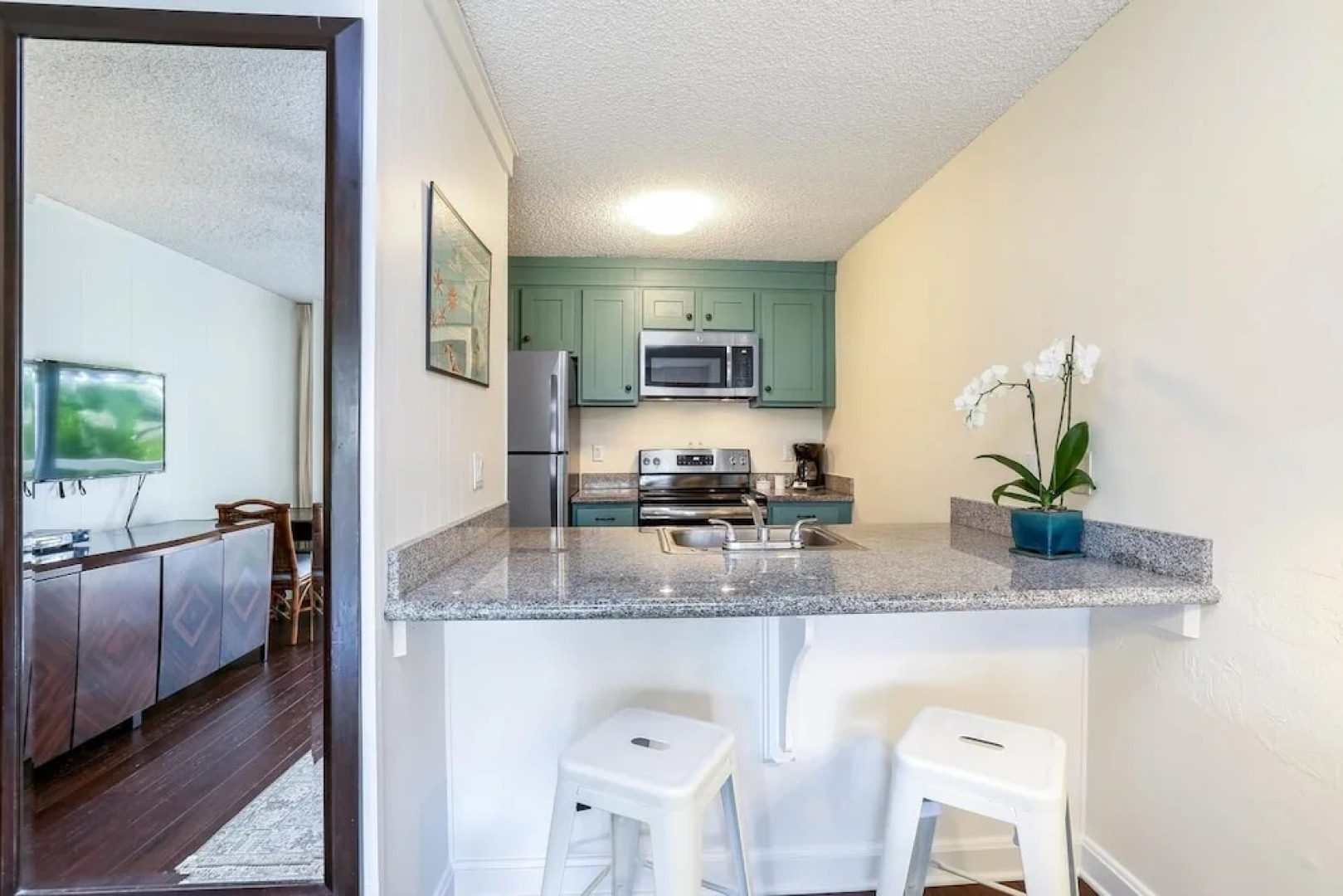 Beautifully Upgraded, Full Kitchen, Comfy King Bed, Ac 1 Bedroom Condo by RedAwning