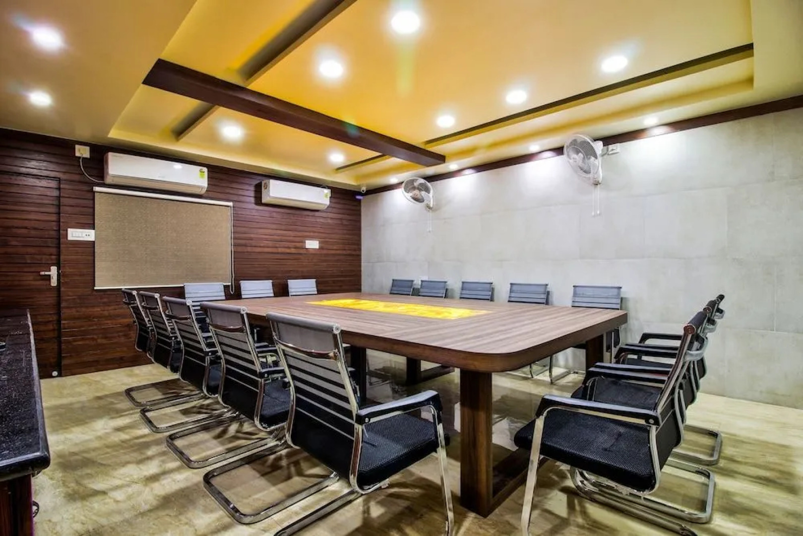 OYO 24872 Hotel Golden Fiesta