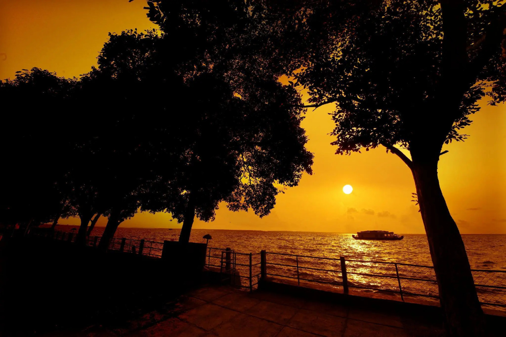 Illikkalam Lakeside Cottages