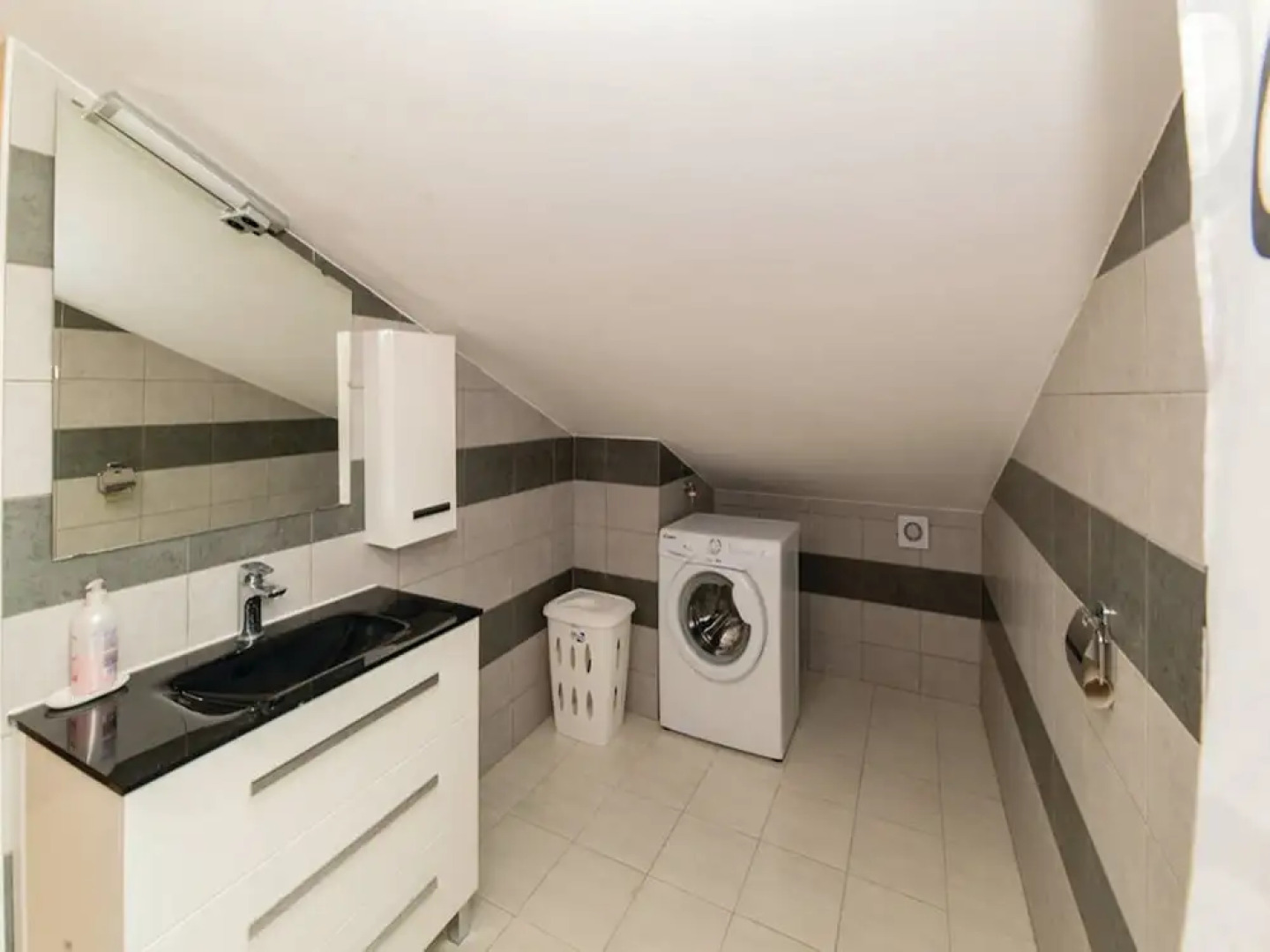 Spacious Villa in Maslenica with Swimming Pool