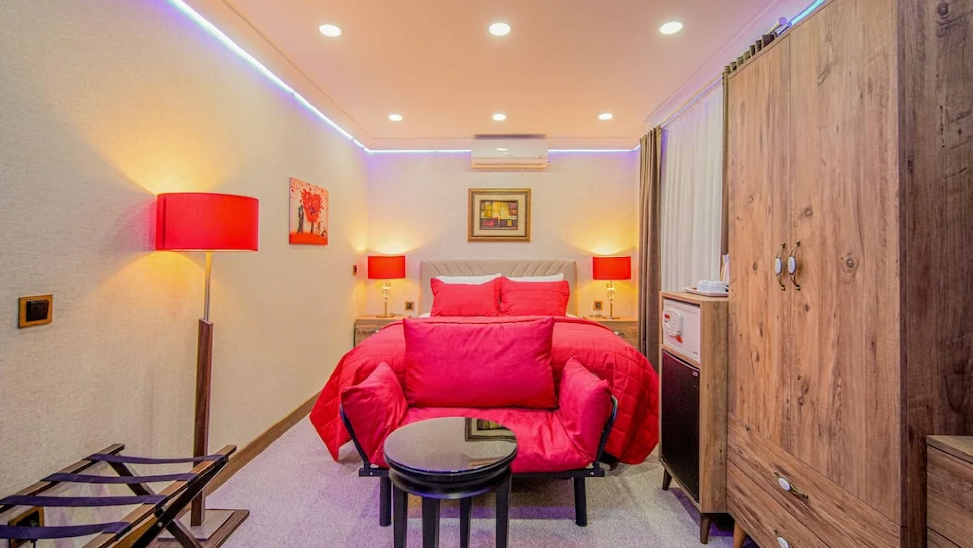 Dolphin Boutique Hotel & Restaurant