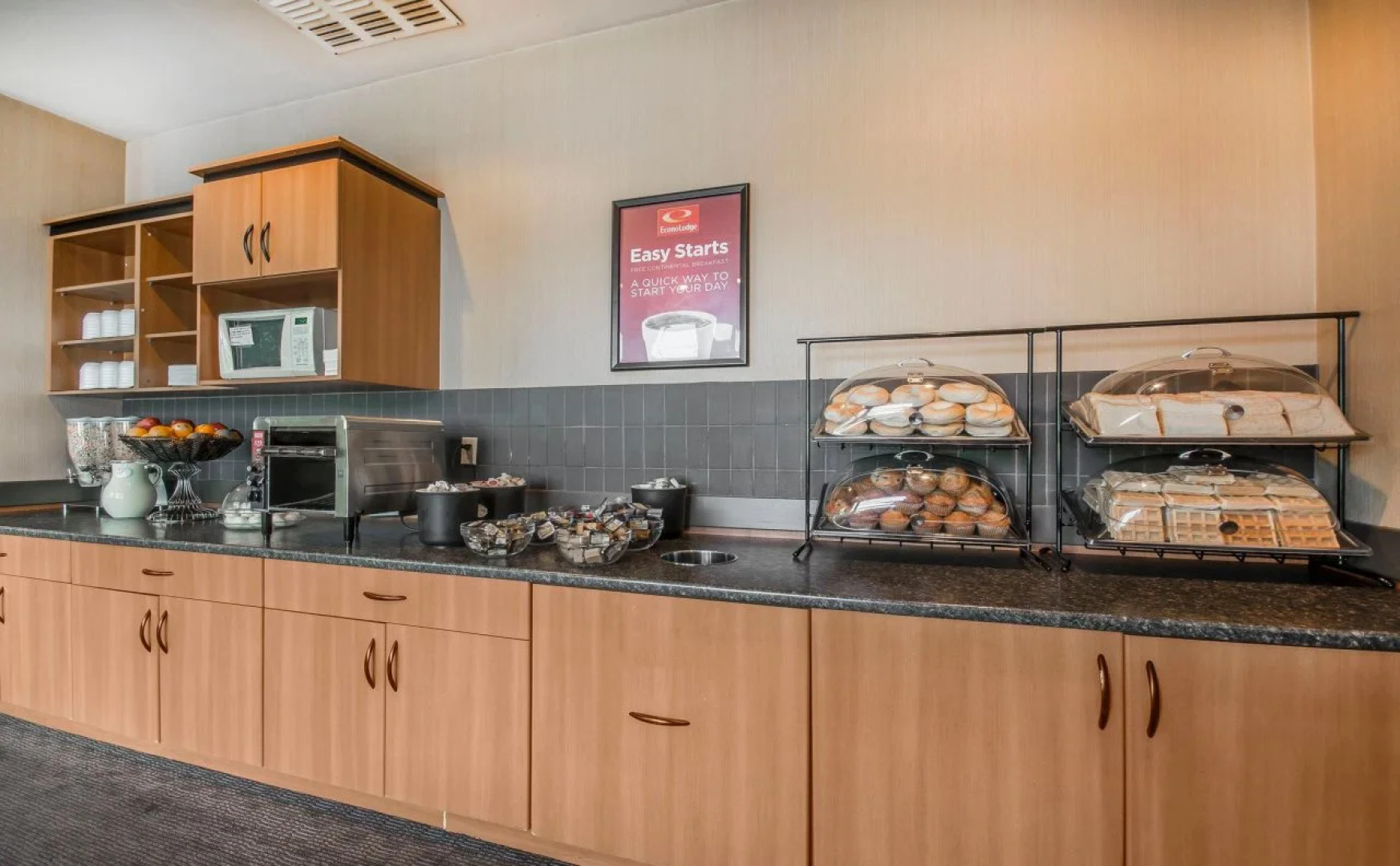 Econo Lodge Inn & Suites