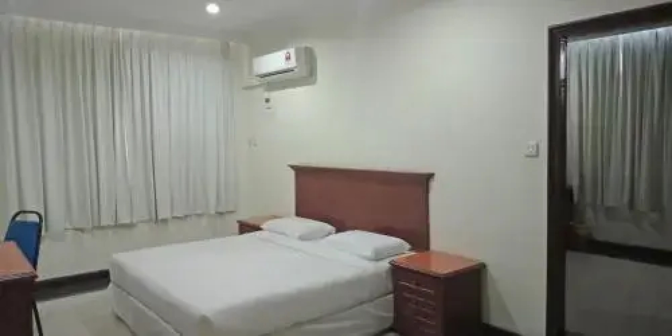 The Upper Deck Hotel