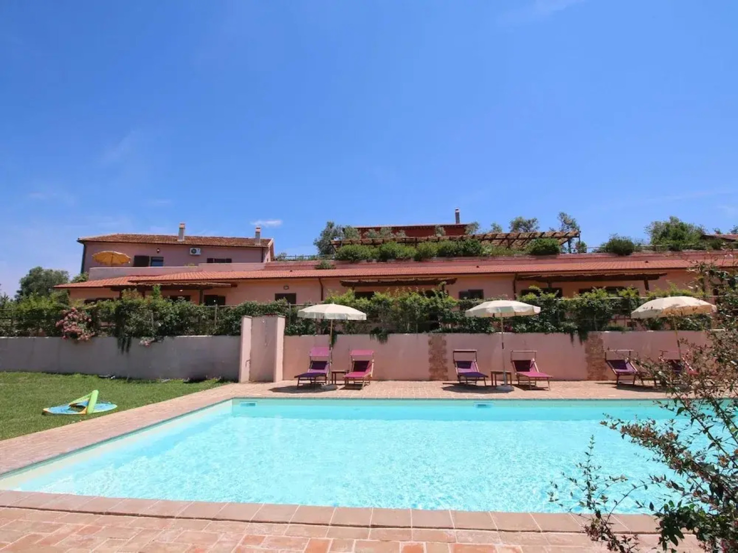 Enticing Farmhouse in Montalto di Castro near Sea