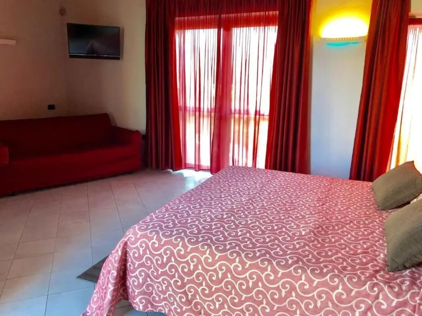 Room in Guest Room - Spacious Double Room in Alba