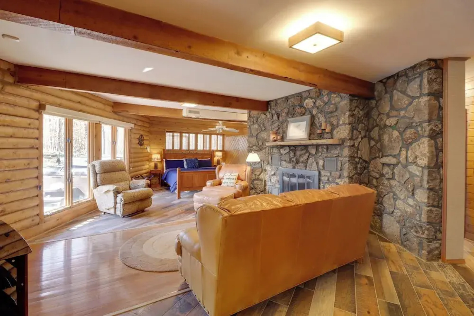 Family-friendly Riverfront Manor on the Little Red