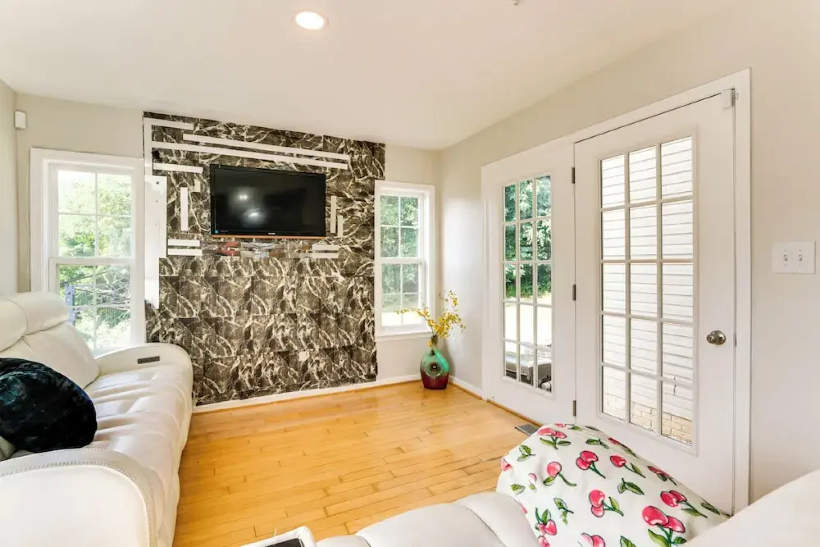 < 2 Mi to Dtwn Hagerstown: Townhome w/ Fireplace