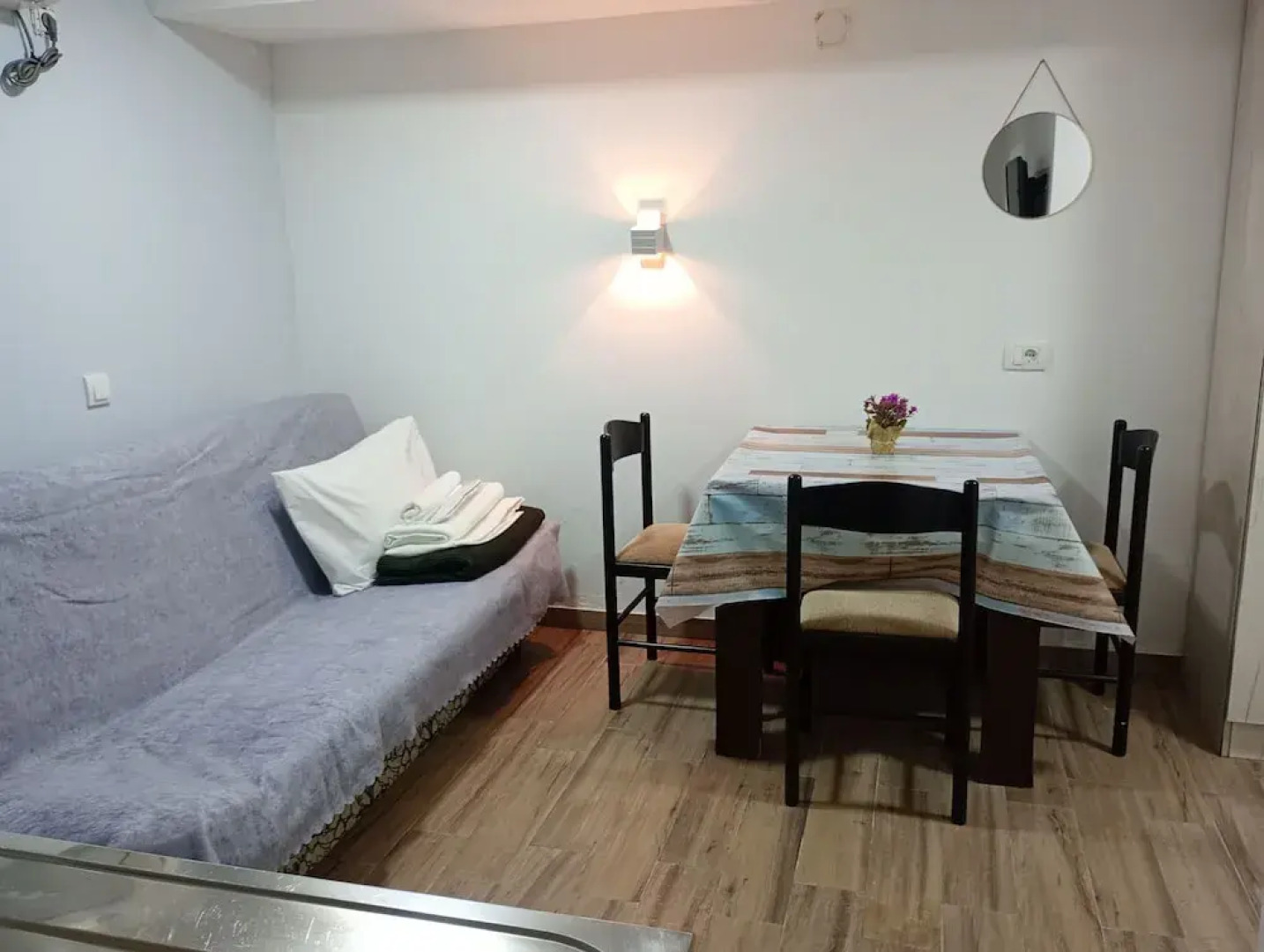 Sereni̇ta Stone House