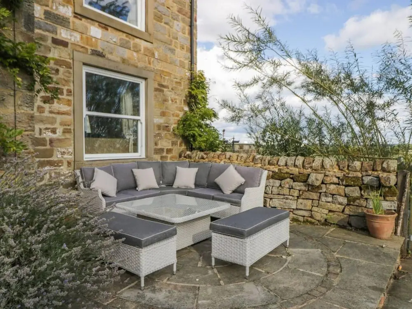 Meagill Farmhouse, hot Tub, bbq hut