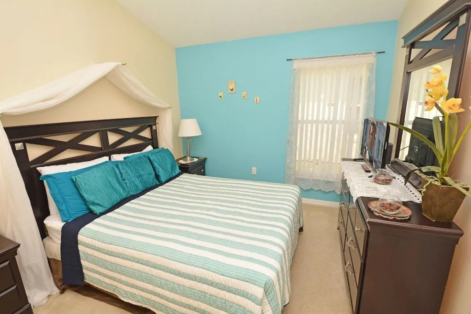 715HP Footprints 4 Br villa by RedAwning