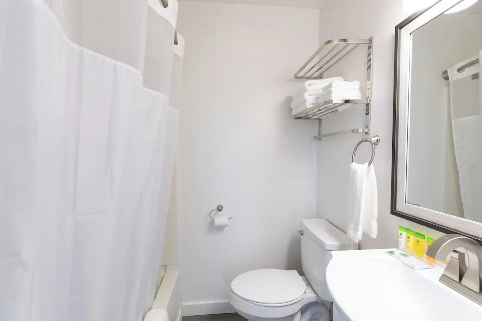 Anchor Bay Inn and Suites