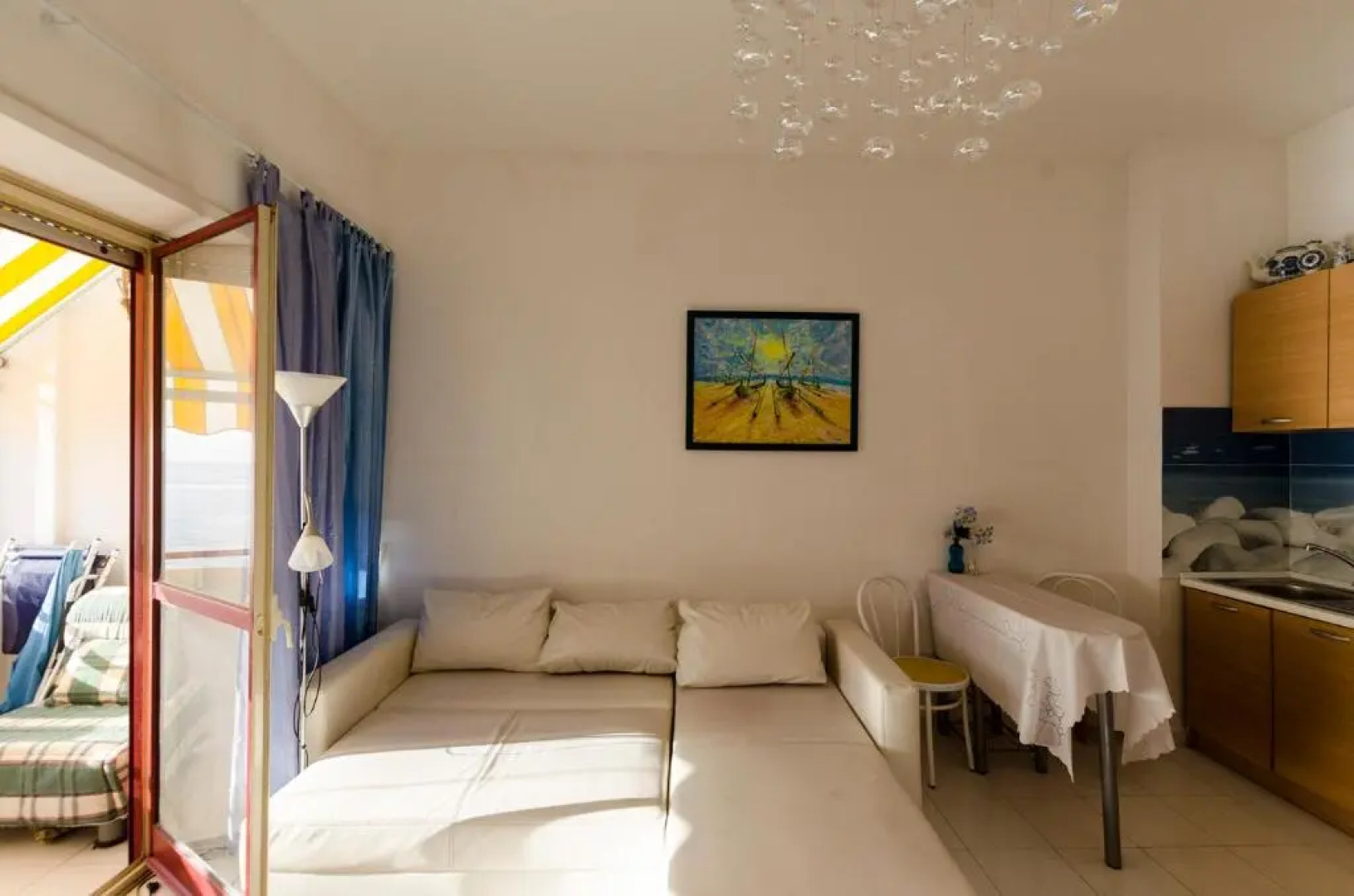 Fantastic studio, 2 min from the beach, sea view !